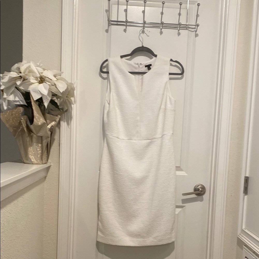 Elegant White Sleeveless Dress